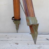 Miniatura dell'articolo Faro industriale vintage su treppiede in legno - Oggetto n.197