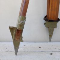 Miniatura dell'articolo Faro industriale vintage su treppiede in legno - Oggetto n.197