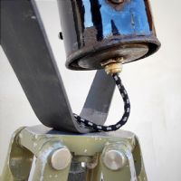 Miniatura dell'articolo Faro industriale vintage su treppiede in legno - Oggetto n.197
