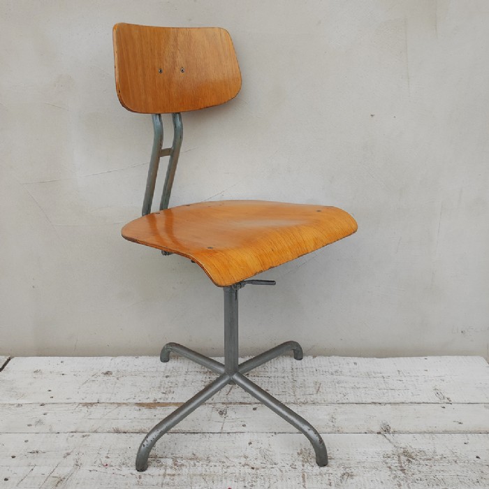 Immagine dell'articolo Sedia sgabello industriale Sedia sgabello industriale vintage n.429