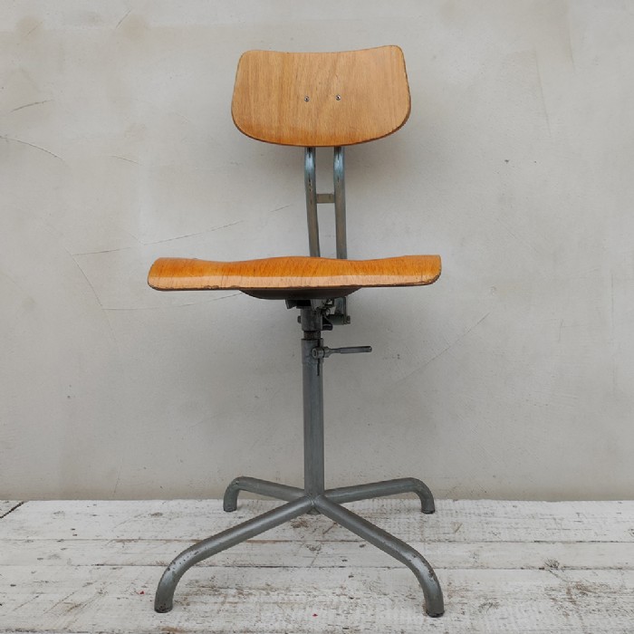 Immagine dell'articolo Sedia sgabello industriale Sedia sgabello industriale vintage n.429