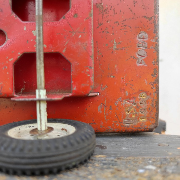 Passa il mouse sull'immagine per ingrandire Immagine dell'articolo Giocattoli Giocattolo Pick-up Ford in lamiera 1958 n.350
