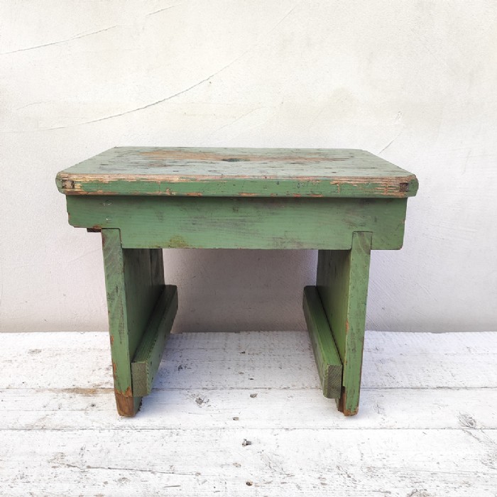 Passa il mouse sull'immagine per ingrandire Immagine dell'articolo Sgabello industriale Sgabello industriale in legno vintage n.379