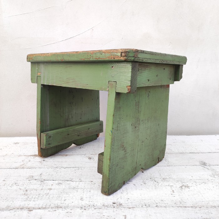 Passa il mouse sull'immagine per ingrandire Immagine dell'articolo Sgabello industriale Sgabello industriale in legno vintage n.379