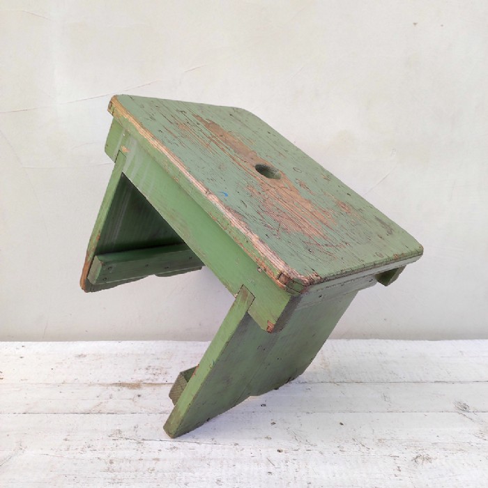 Passa il mouse sull'immagine per ingrandire Immagine dell'articolo Sgabello industriale Sgabello industriale in legno vintage n.379