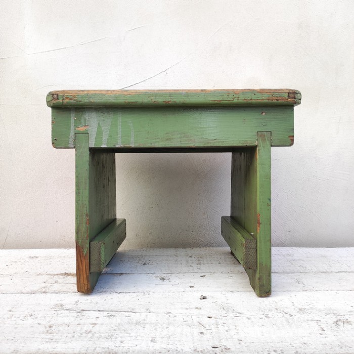 Passa il mouse sull'immagine per ingrandire Immagine dell'articolo Sgabello industriale Sgabello industriale in legno vintage n.379