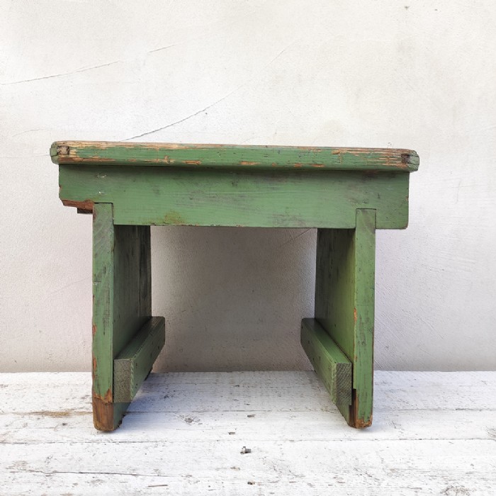 Passa il mouse sull'immagine per ingrandire Immagine dell'articolo Sgabello industriale Sgabello industriale in legno vintage n.379