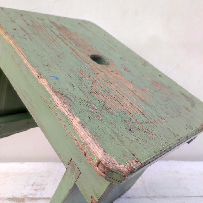 Passa il mouse sull'immagine per ingrandire Immagine dell'articolo Sgabello industriale Sgabello industriale in legno vintage n.379