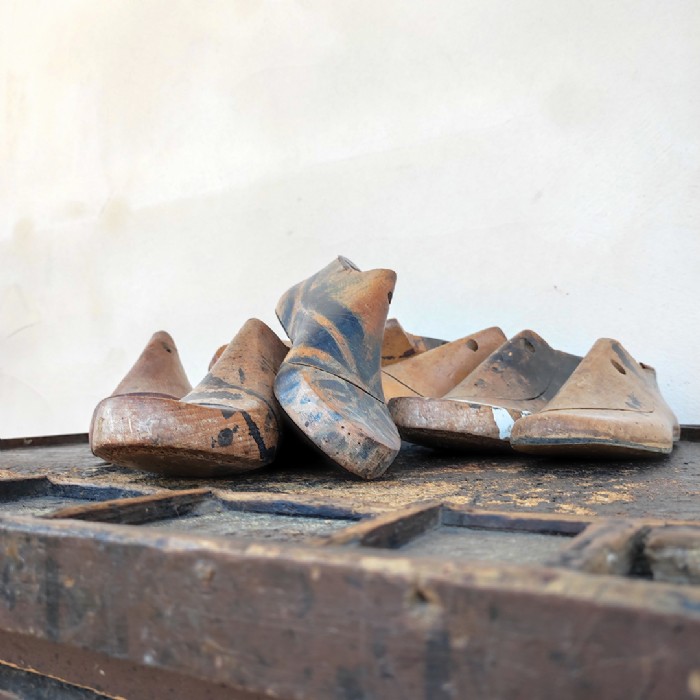 Passa il mouse sull'immagine per ingrandire Immagine dell'articolo Tavolo da lavoro Banchetto da calzolaio vintage n.449