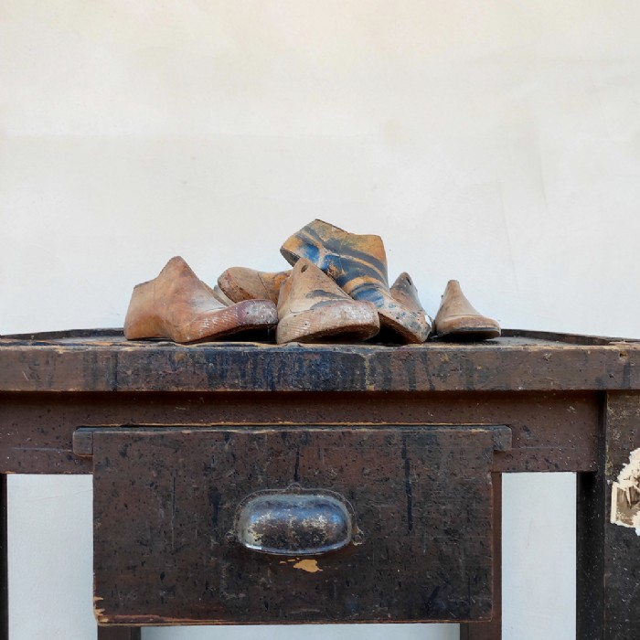 Passa il mouse sull'immagine per ingrandire Immagine dell'articolo Tavolo da lavoro Banchetto da calzolaio vintage n.449