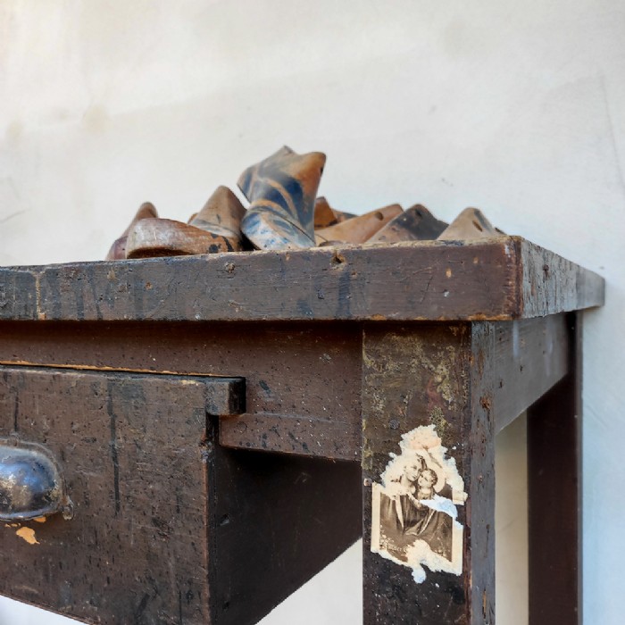 Passa il mouse sull'immagine per ingrandire Immagine dell'articolo Tavolo da lavoro Banchetto da calzolaio vintage n.449