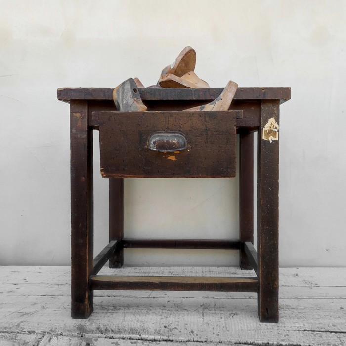 Passa il mouse sull'immagine per ingrandire Immagine dell'articolo Tavolo da lavoro Banchetto da calzolaio vintage n.449