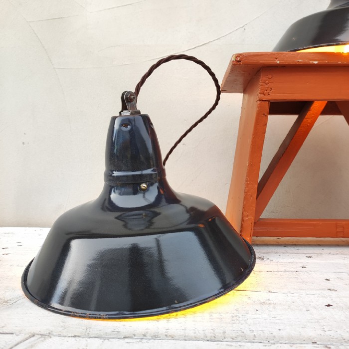 Passa il mouse sull'immagine per ingrandire Immagine dell'articolo Lampada industriale a sospensione Lampade (2) industriali a sospensioni francesi vintage D30 n.363