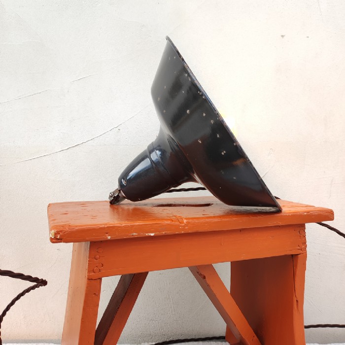 Passa il mouse sull'immagine per ingrandire Immagine dell'articolo Lampada industriale a sospensione Lampade (2) industriali a sospensioni francesi vintage D30 n.363