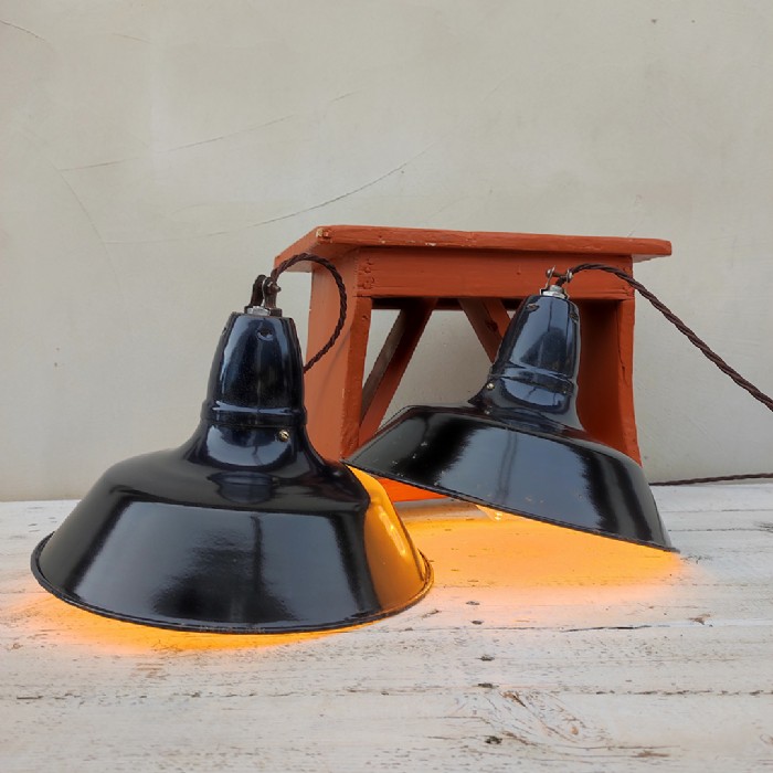 Passa il mouse sull'immagine per ingrandire Immagine dell'articolo Lampada industriale a sospensione Lampade (2) industriali a sospensioni francesi vintage D30 n.363