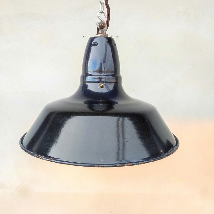 Passa il mouse sull'immagine per ingrandire Immagine dell'articolo Lampada industriale a sospensione Lampade (2) industriali a sospensioni francesi vintage D30 n.363