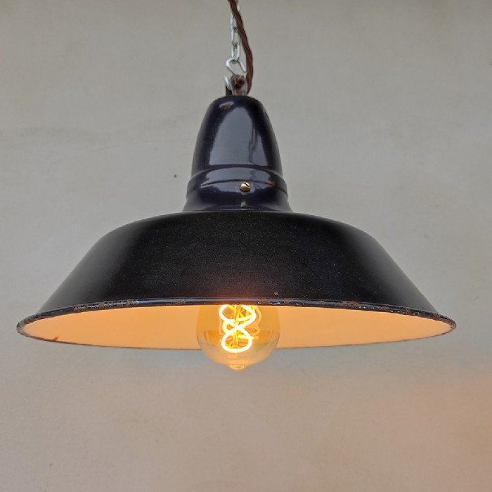 Passa il mouse sull'immagine per ingrandire Immagine dell'articolo Lampada industriale a sospensione Lampade (2) industriali a sospensioni francesi vintage D30 n.363