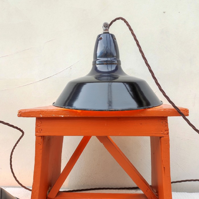 Passa il mouse sull'immagine per ingrandire Immagine dell'articolo Lampada industriale a sospensione Lampade (2) industriali a sospensioni francesi vintage D30 n.363