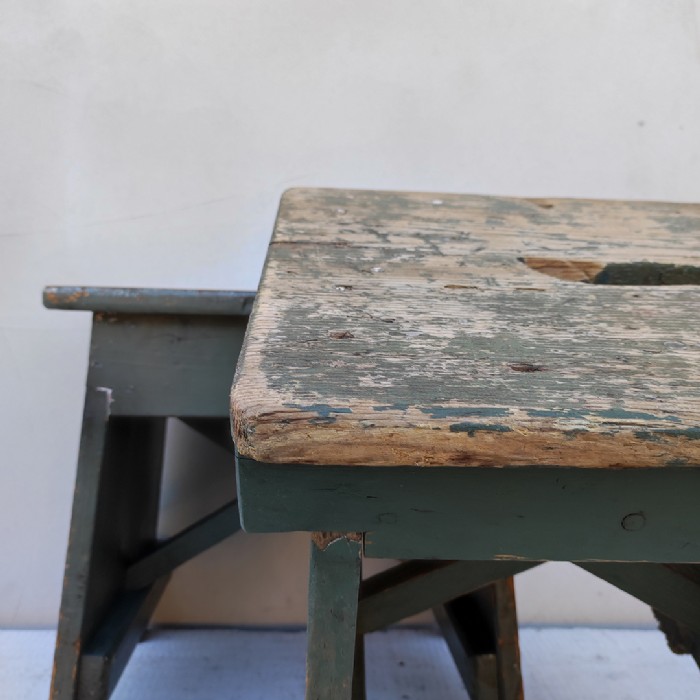 Passa il mouse sull'immagine per ingrandire Immagine dell'articolo Sgabelli industriali Sgabelli (2) industriali in legno vintage n.364