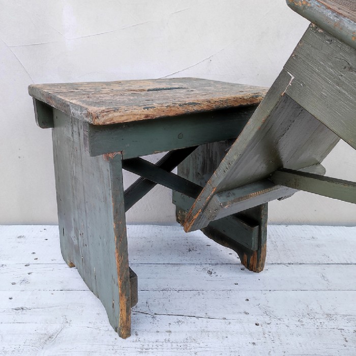 Passa il mouse sull'immagine per ingrandire Immagine dell'articolo Sgabelli industriali Sgabelli (2) industriali in legno vintage n.364