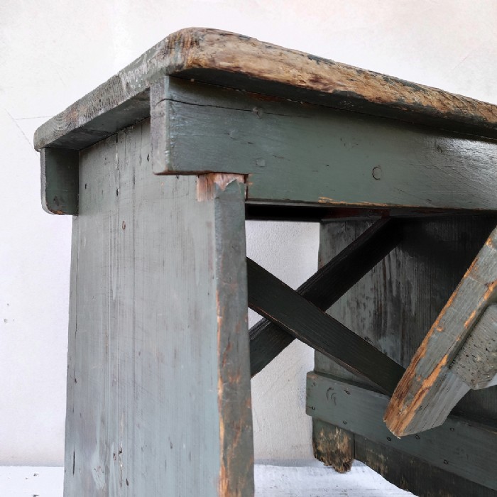 Passa il mouse sull'immagine per ingrandire Immagine dell'articolo Sgabelli industriali Sgabelli (2) industriali in legno vintage n.364