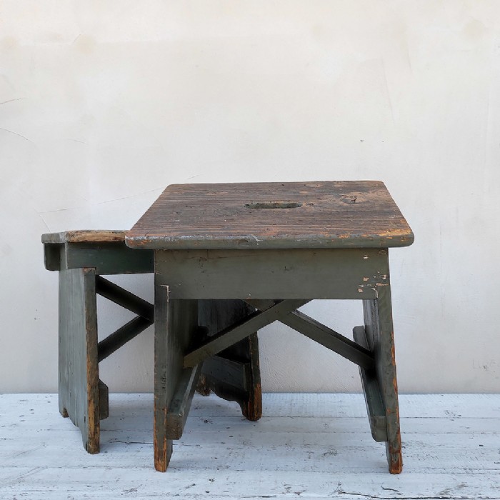 Passa il mouse sull'immagine per ingrandire Immagine dell'articolo Sgabelli industriali Sgabelli (2) industriali in legno vintage n.364