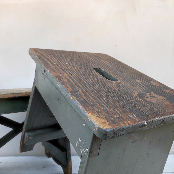 Passa il mouse sull'immagine per ingrandire Immagine dell'articolo Sgabelli industriali Sgabelli (2) industriali in legno vintage n.364