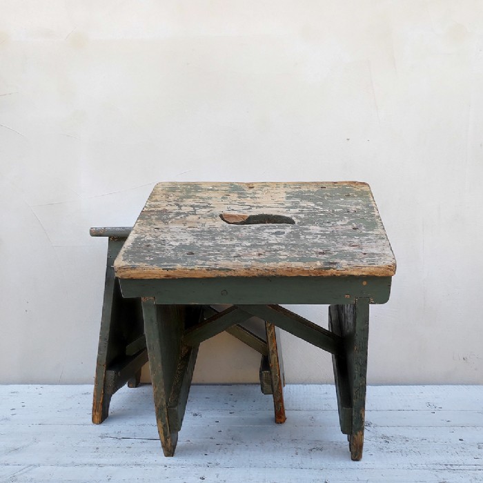 Passa il mouse sull'immagine per ingrandire Immagine dell'articolo Sgabelli industriali Sgabelli (2) industriali in legno vintage n.364