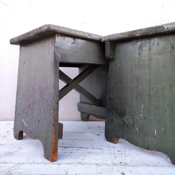 Passa il mouse sull'immagine per ingrandire Immagine dell'articolo Sgabelli industriali Sgabelli (2) industriali in legno vintage n.364