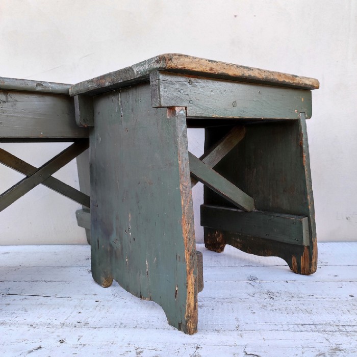 Passa il mouse sull'immagine per ingrandire Immagine dell'articolo Sgabelli industriali Sgabelli (2) industriali in legno vintage n.364