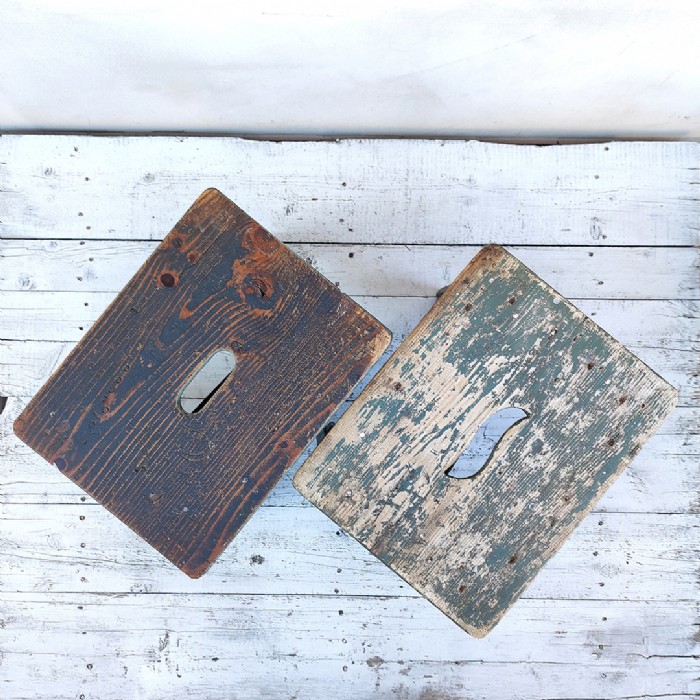 Passa il mouse sull'immagine per ingrandire Immagine dell'articolo Sgabelli industriali Sgabelli (2) industriali in legno vintage n.364