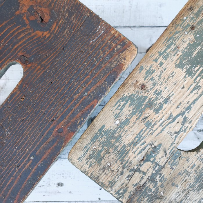 Passa il mouse sull'immagine per ingrandire Immagine dell'articolo Sgabelli industriali Sgabelli (2) industriali in legno vintage n.364