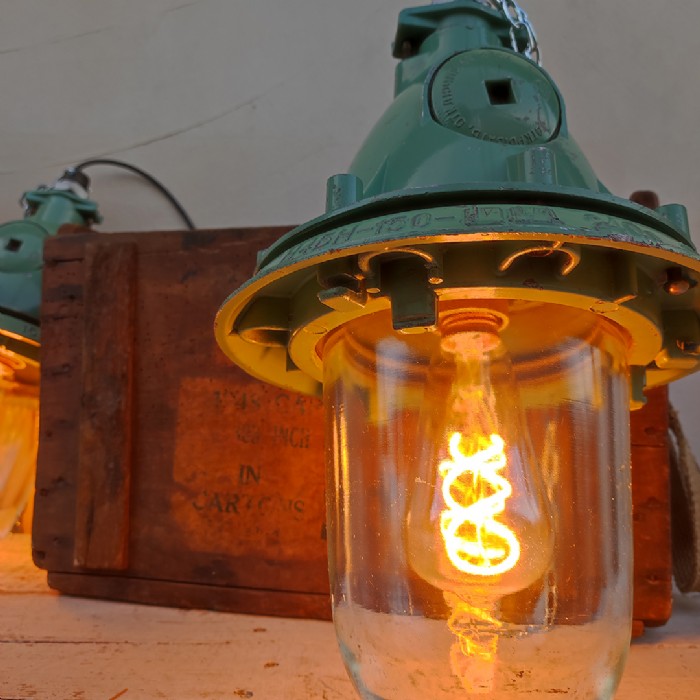 Immagine dell'articolo Lampada industriale a sospensione Lampada industriale bunker a sospensione vintage ex Unione Sovietica CCCP n.400