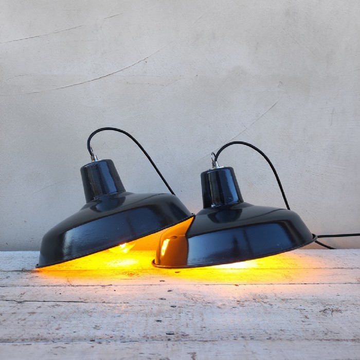 Passa il mouse sull'immagine per ingrandire Immagine dell'articolo Lampada industriale a sospensione Lampada industriale a sospensione francese vintage D31 n.382