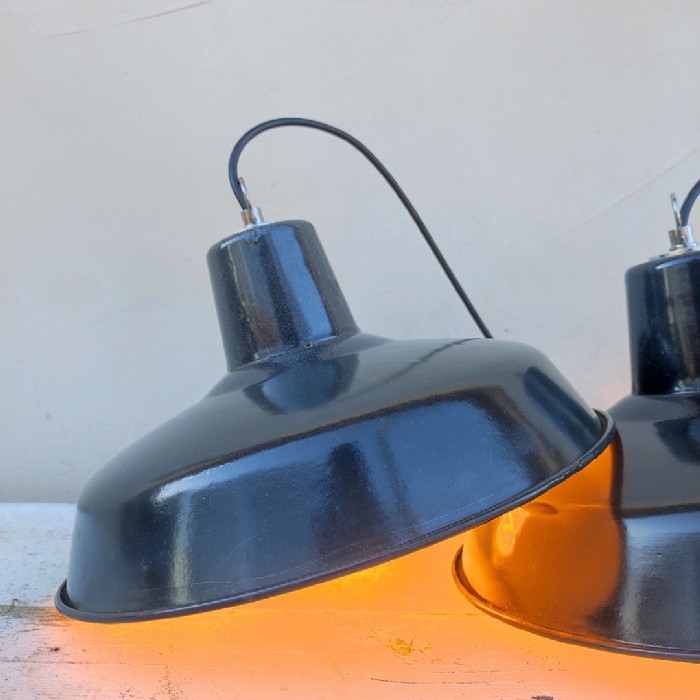 Passa il mouse sull'immagine per ingrandire Immagine dell'articolo Lampada industriale a sospensione Lampada industriale a sospensione francese vintage D31 n.382