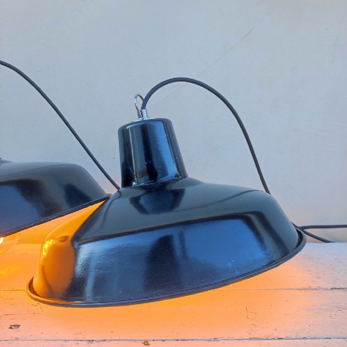 Passa il mouse sull'immagine per ingrandire Immagine dell'articolo Lampada industriale a sospensione Lampada industriale a sospensione francese vintage D31 n.382