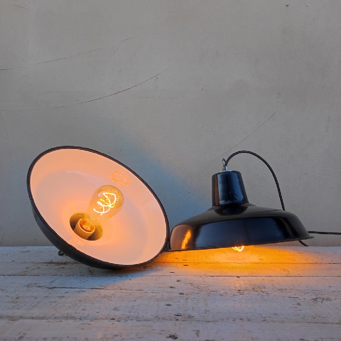 Passa il mouse sull'immagine per ingrandire Immagine dell'articolo Lampada industriale a sospensione Lampada industriale a sospensione francese vintage D31 n.382