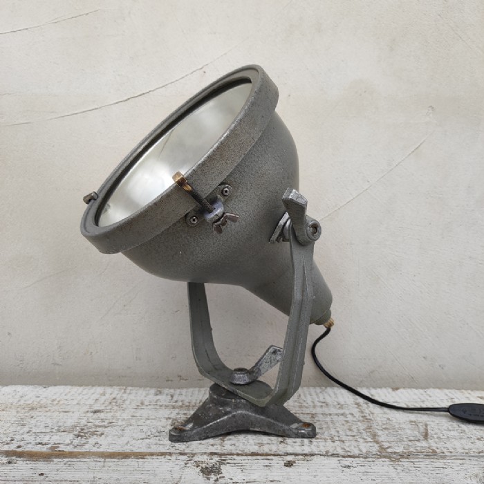 Passa il mouse sull'immagine per ingrandire Immagine dell'articolo Faro industriale Faretto industriale vintage n.467