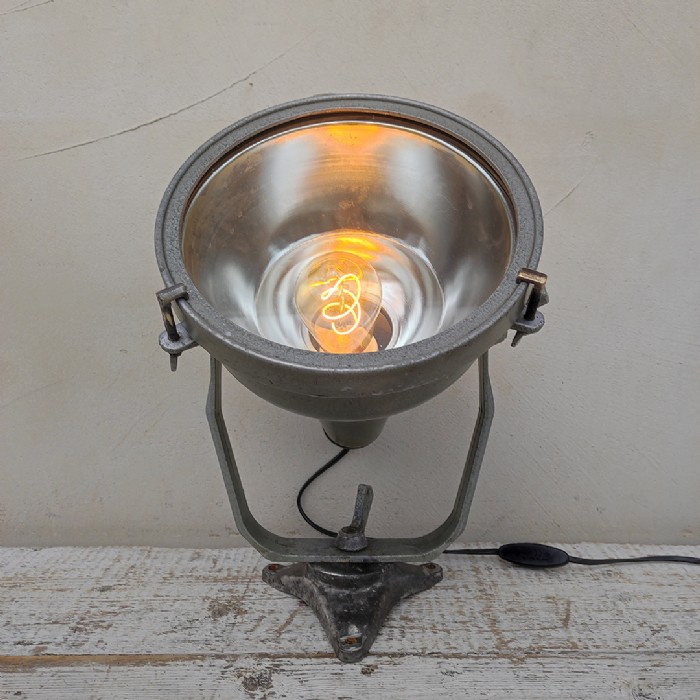 Passa il mouse sull'immagine per ingrandire Immagine dell'articolo Faro industriale Faretto industriale vintage n.467