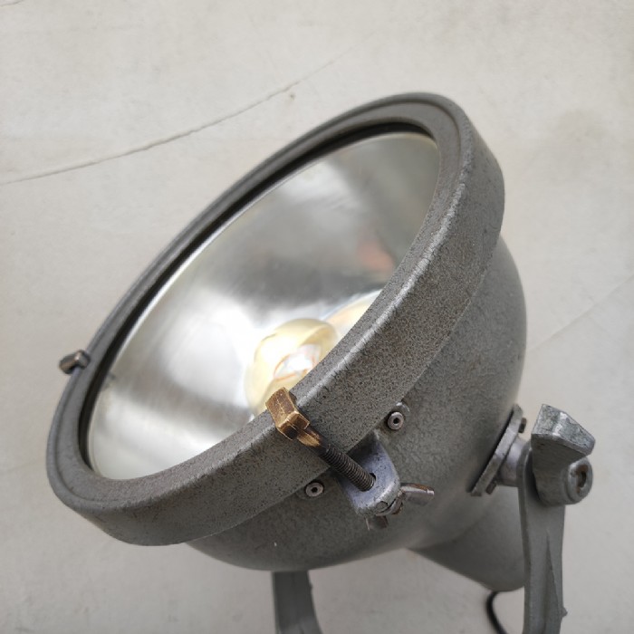 Passa il mouse sull'immagine per ingrandire Immagine dell'articolo Faro industriale Faretto industriale vintage n.467