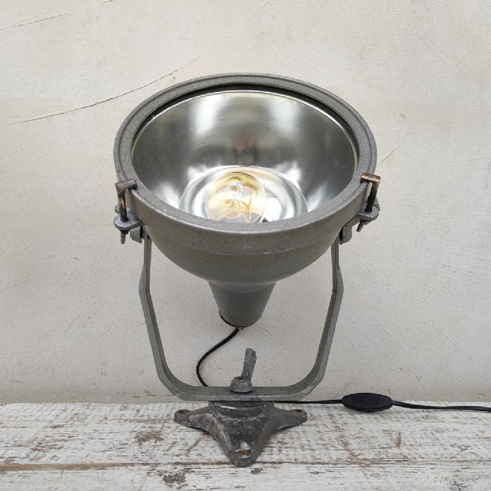 Passa il mouse sull'immagine per ingrandire Immagine dell'articolo Faro industriale Faretto industriale vintage n.467