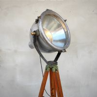 Miniatura dell'articolo Faro industriale con treppiede in legno vintage - Oggetto n.12