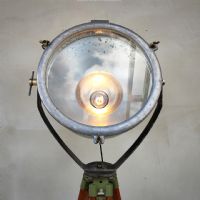 Miniatura dell'articolo Faro industriale con treppiede in legno vintage - Oggetto n.12