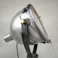 Miniatura dell'articolo Faro industriale con treppiede in legno vintage - Oggetto n.12