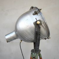 Miniatura dell'articolo Faro industriale con treppiede in legno vintage - Oggetto n.12