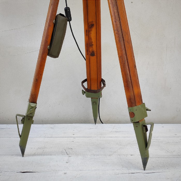 Miniatura dell'articolo Faro industriale con treppiede in legno vintage - Oggetto n.12