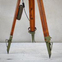Miniatura dell'articolo Faro industriale con treppiede in legno vintage - Oggetto n.12