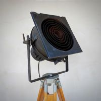 Miniatura dell'articolo Faro da teatro spot con treppiede in legno vintage - Oggetto n.13