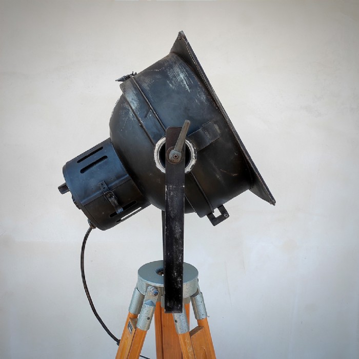Miniatura dell'articolo Faro da teatro spot con treppiede in legno vintage - Oggetto n.13