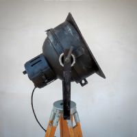 Miniatura dell'articolo Faro da teatro spot con treppiede in legno vintage - Oggetto n.13